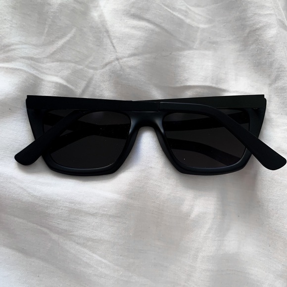 Quay Australia Black Sunglasses - Picture 13 of 13